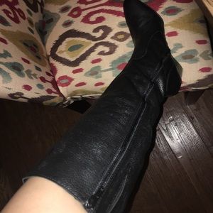 Cynthia Vincent black low edge boots sz 7 1/2